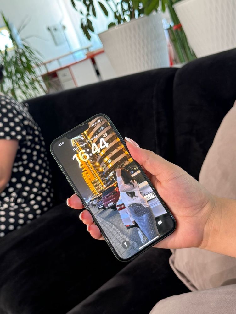 Продам iPhone 13