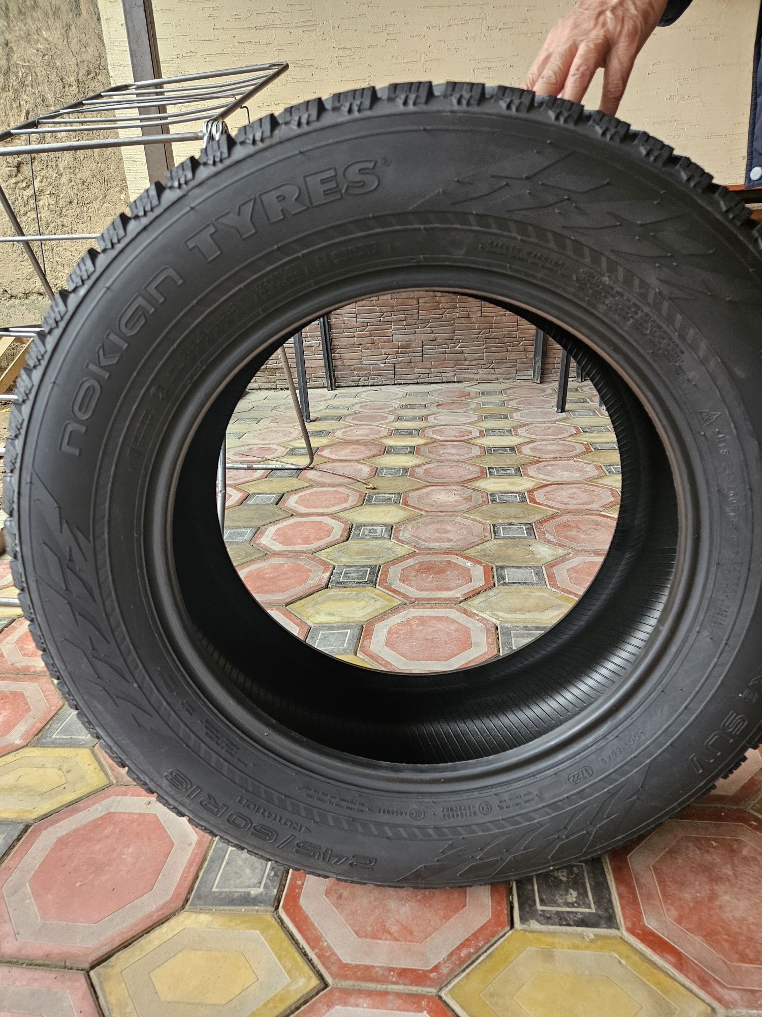 Новая, зимняя резина Nokian R18.  Новая  245/60 r18