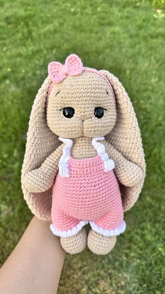 Вязаная игрушка ручной работы Зайка с длинными ушками