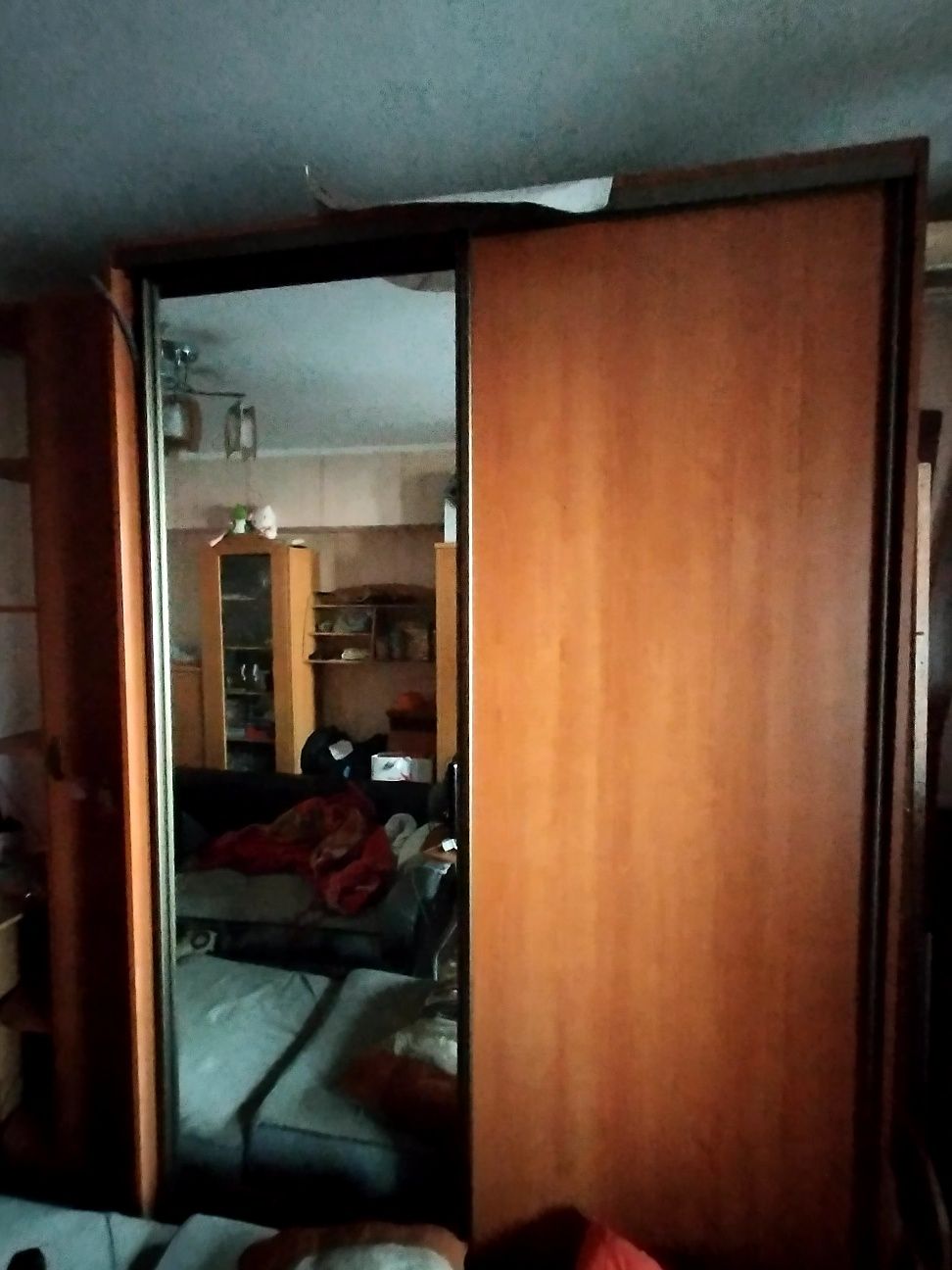 Срочно продам шкаф купе с зеркалом