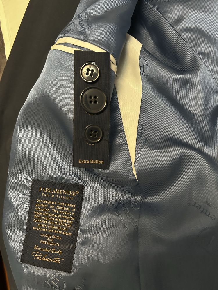 Продам костюм (46 размер)