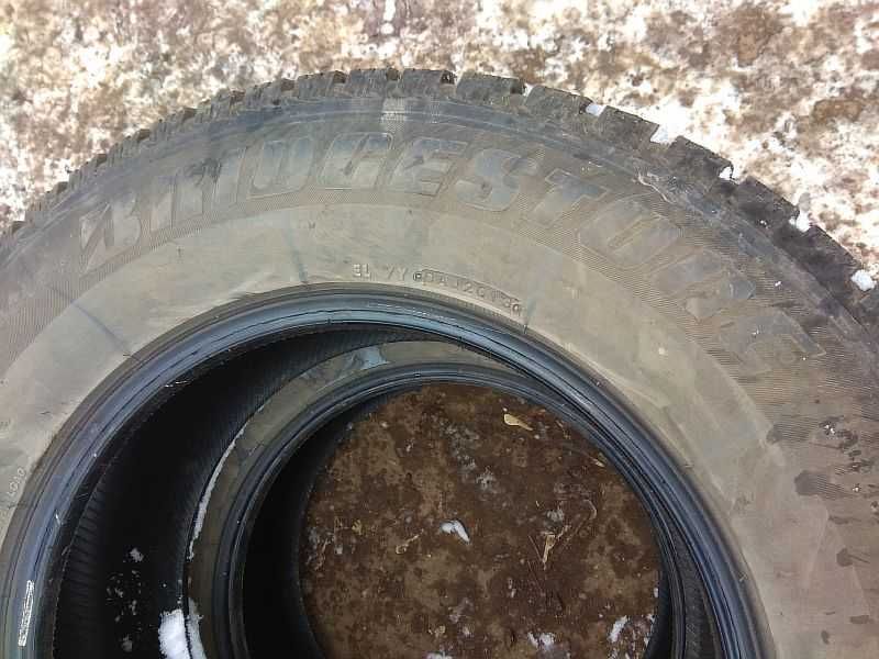 Резина 265/65 R17 "Bridgestone" (Япония), частично шипованные.