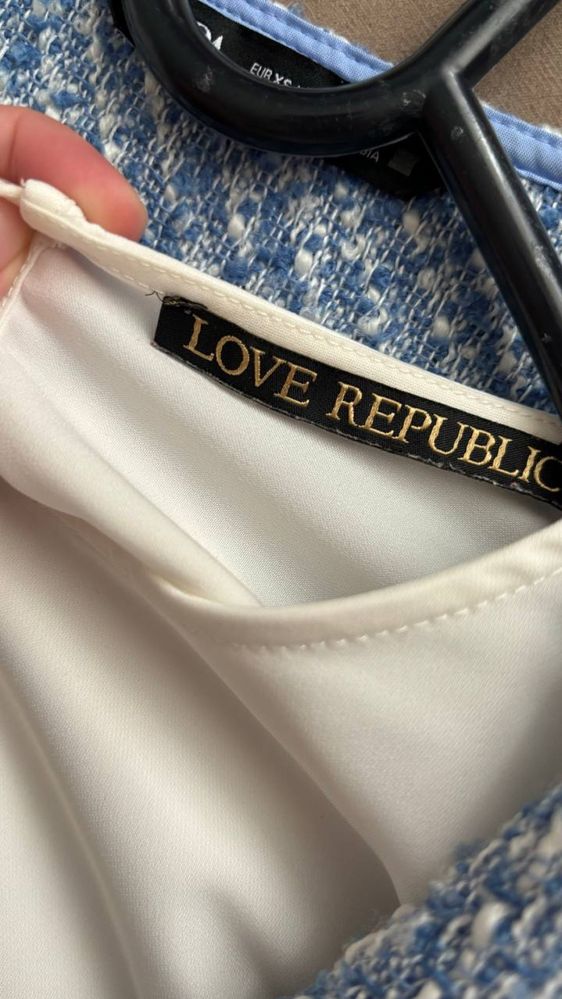 Платье от ZARA.