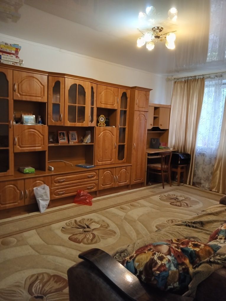 Продам трехкомнатную тёплую квартиру со всей мебелью и техникой, хозяй