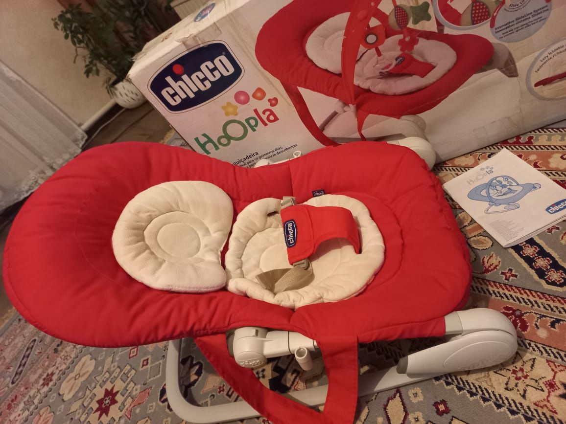 Шезлонг с игрушками