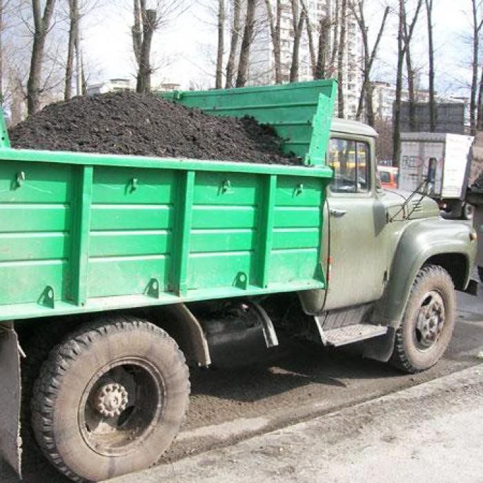 Чернозем,земля плодородная,навоз,перегной машинами.