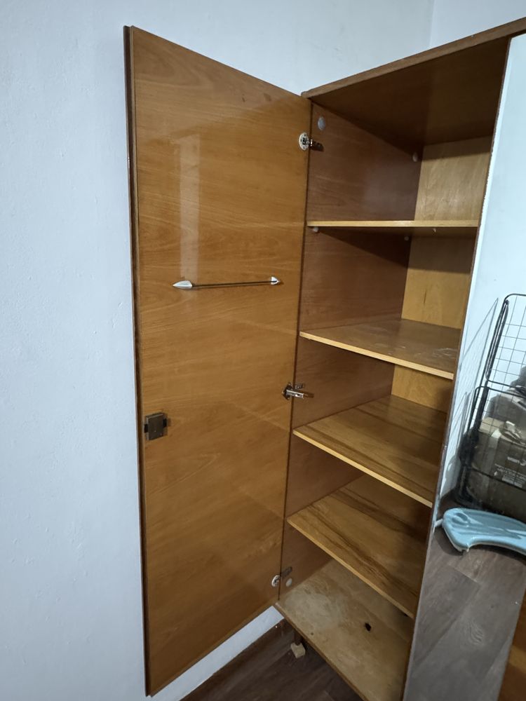 Продам 2 одиноковых  шкафа