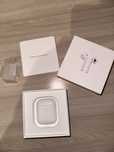 Apple AirPods with wireless charging case