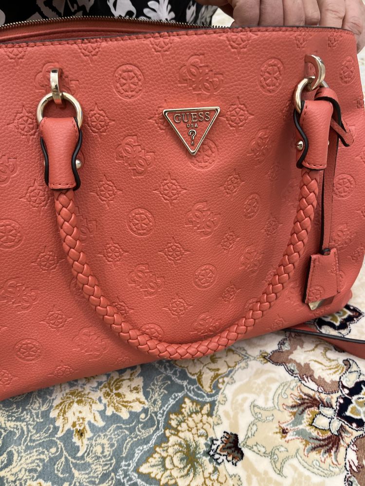 Продается сумка Guess