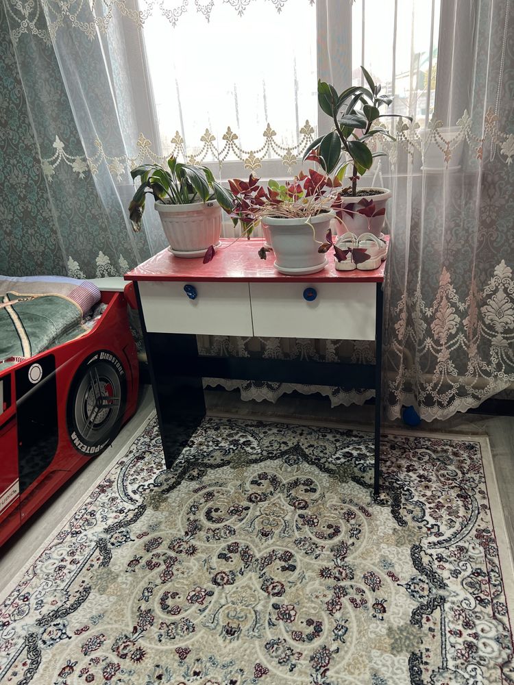 Продам машинку кровать , рабочи стол и шкаф в отличном состояний