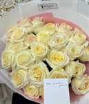 свежие цветы белый розы с оформлением от nazy flowers