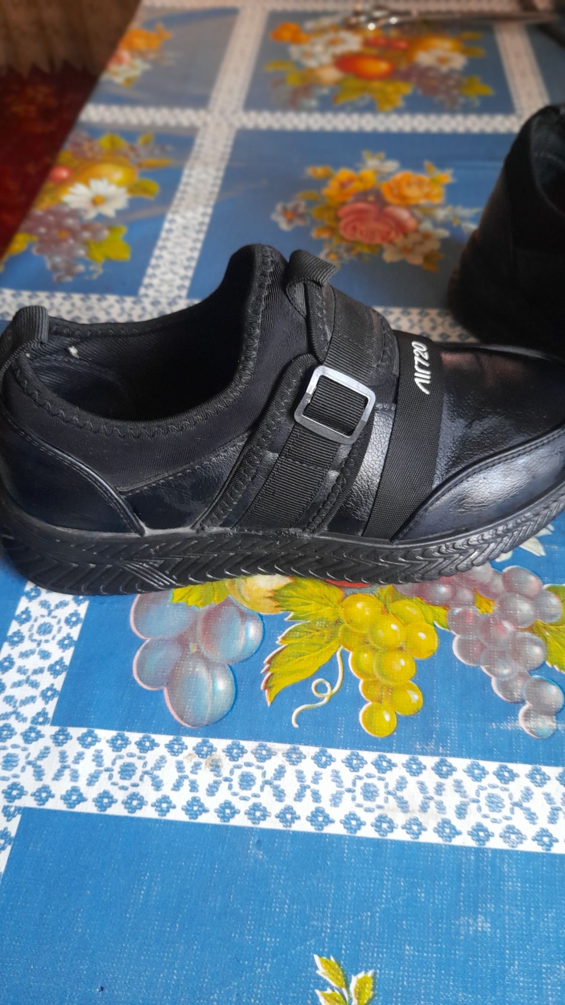 Продам туфли на мальчика