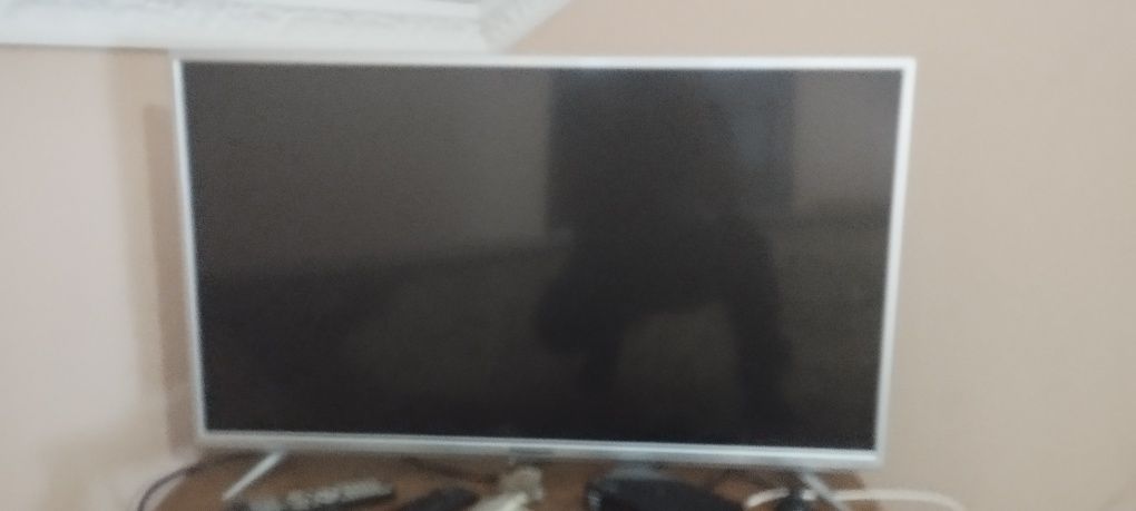 Продам срочно телевизор 100 диго все работает