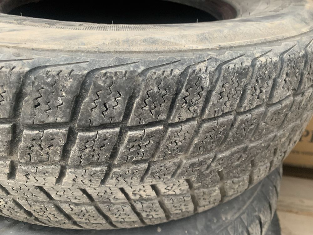 Срочно шины всесезонки 215/70/15 одна, 235/75/15 две в хорошем состоян