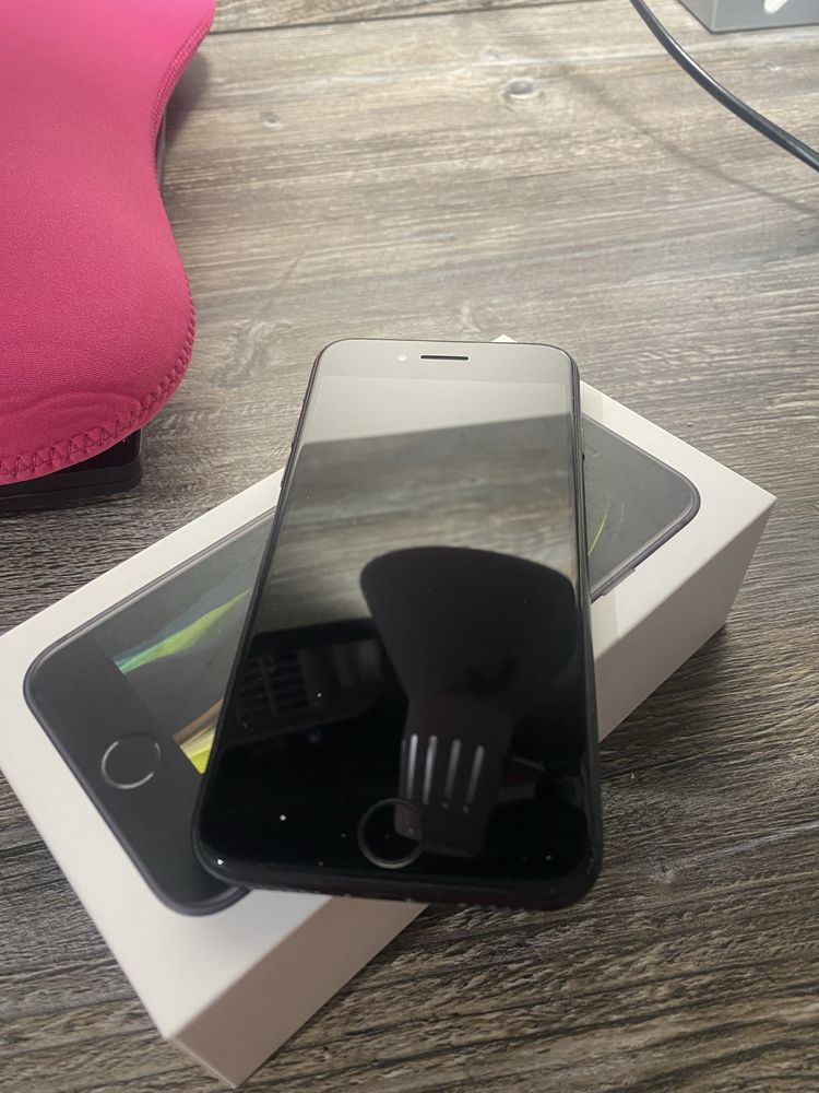 Iphone SE 2020 оригинал (с документами) в очень хорошем состоянии