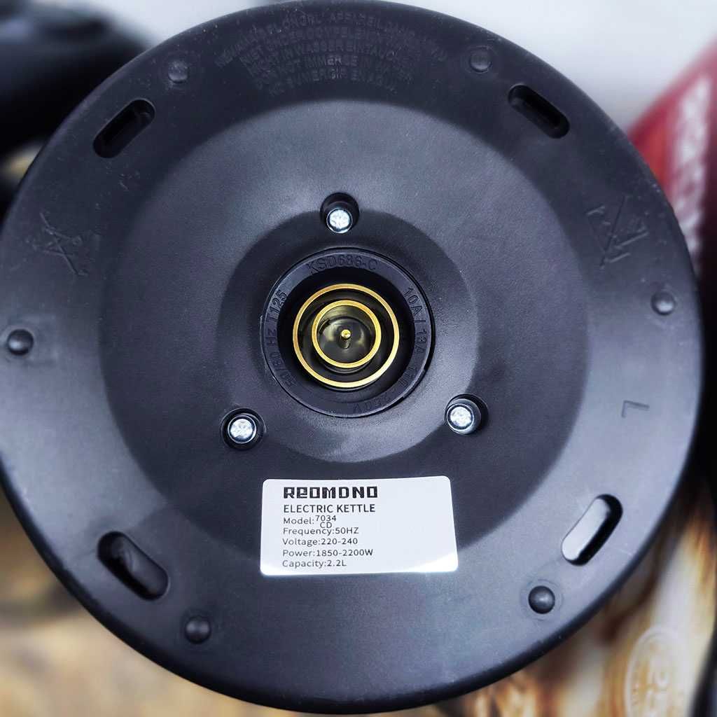 Электрический чайник Redmond 2.2 литра 2200W. Модель – 7034CD.