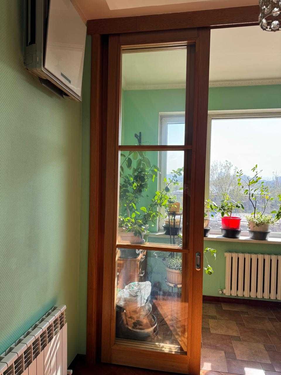 Стеклянный раздвижной витраж из массива