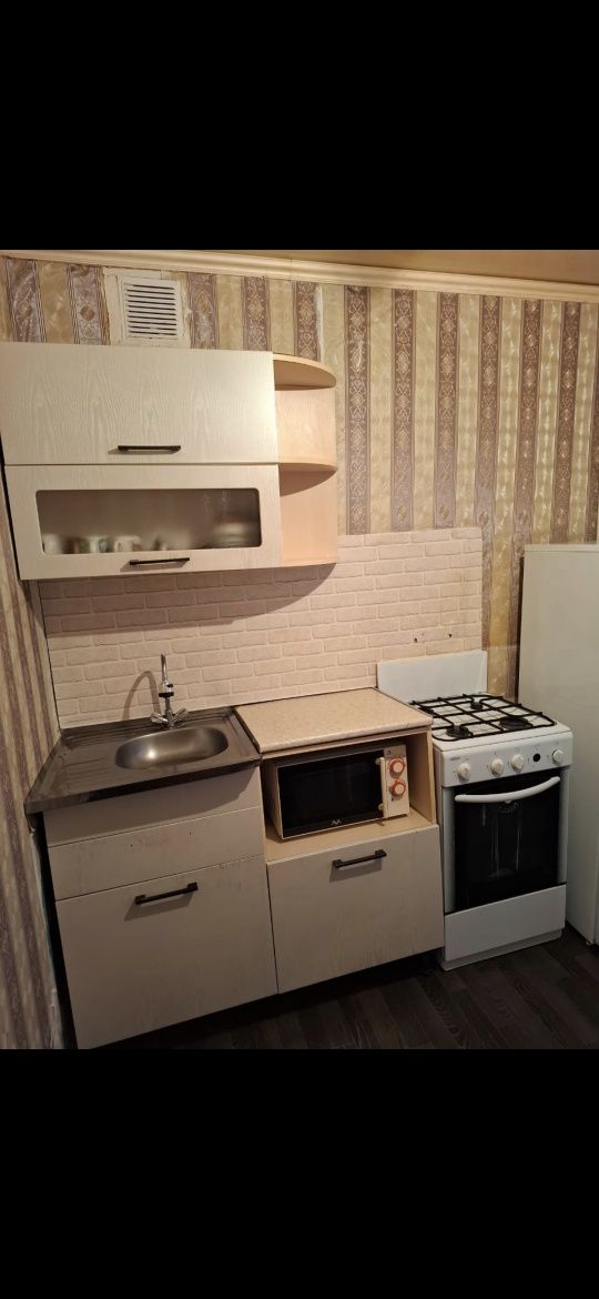 Продам  2-х  комнатную квартиру  10 мкр. Район музея. 2-й  этаж.
