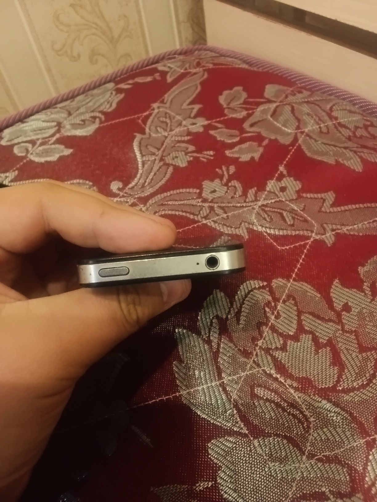Продам iPhone 4s