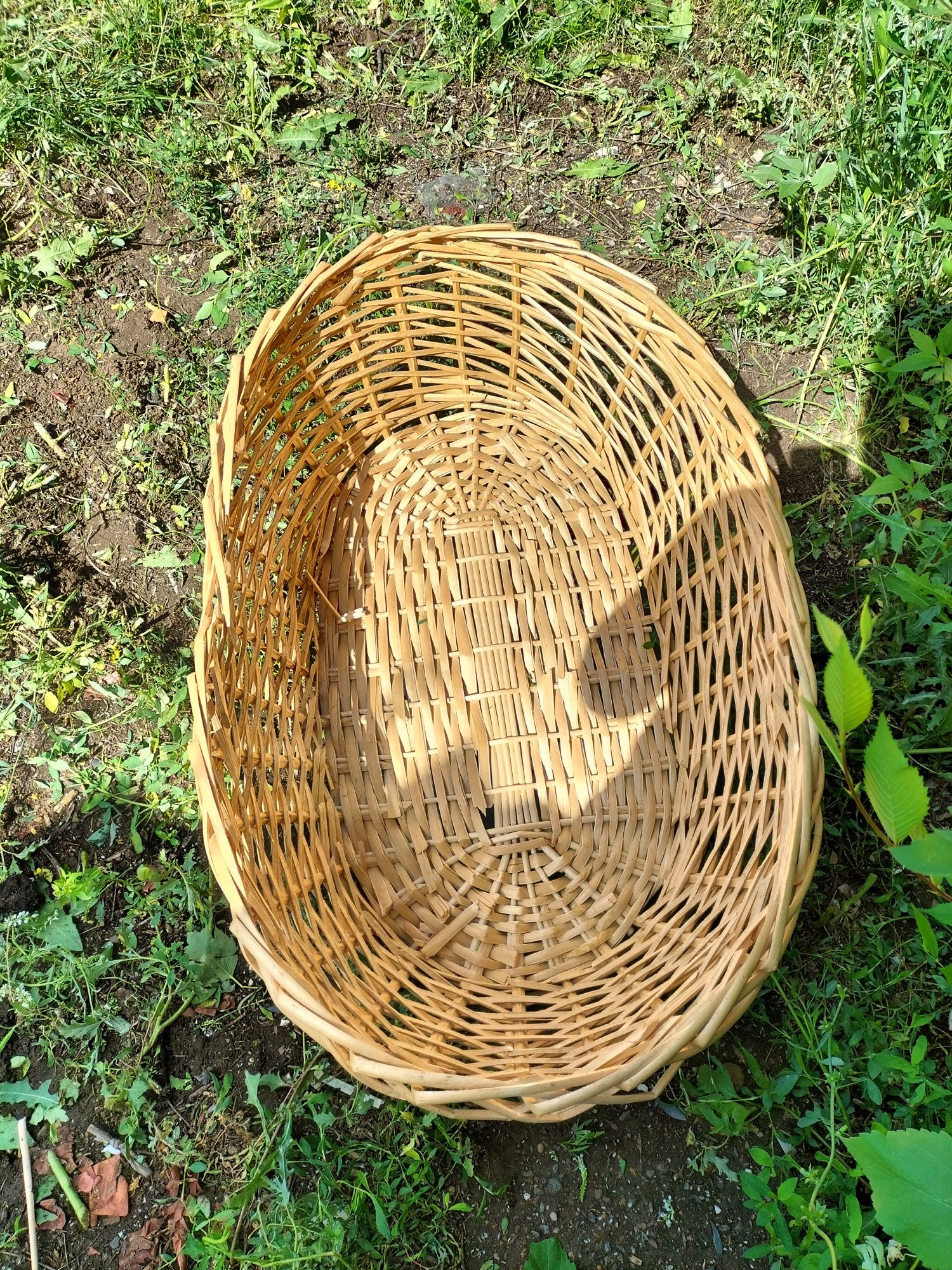 Продам плетеную корзину