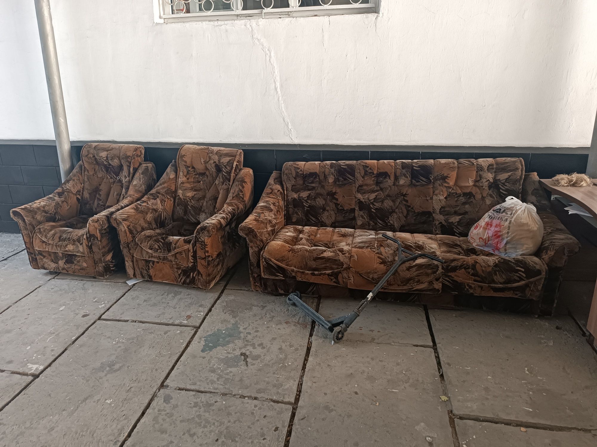 Диван с креслами.