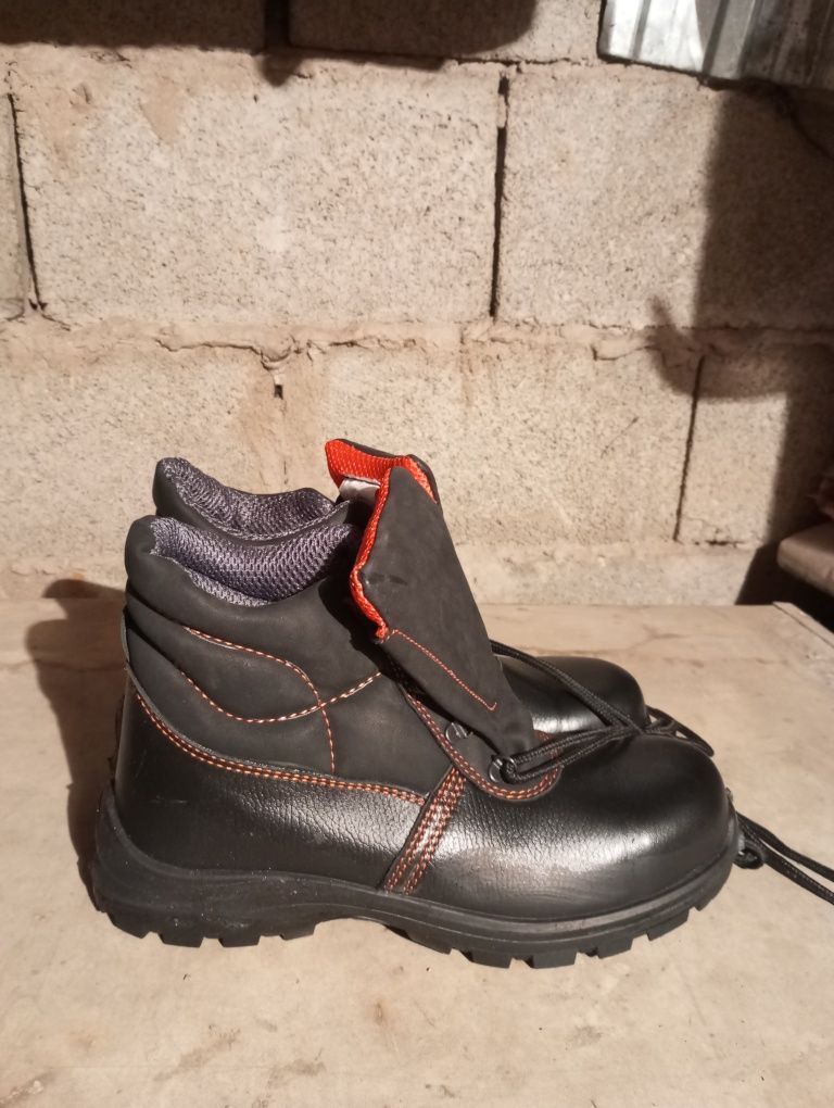 Продам сапоги новые