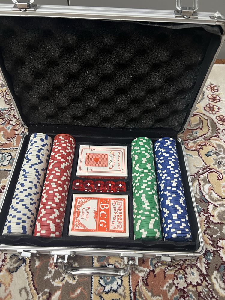 покерный чемодан продам (200 фишек)