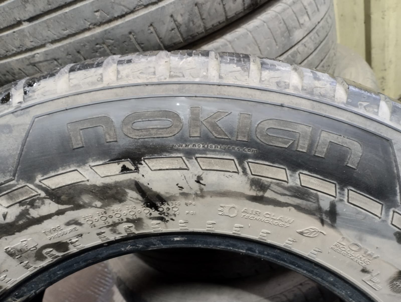 Шина Nokian 265х65R17 б/у зимняя.