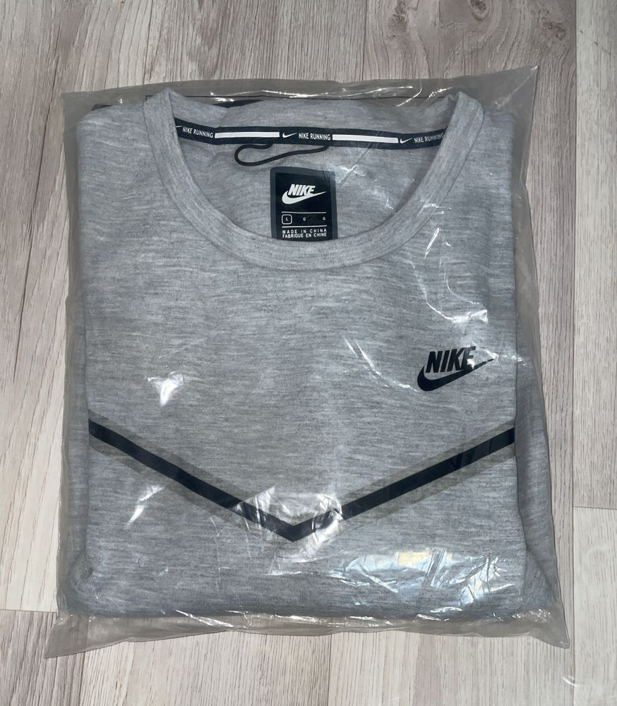 свитшот Nike вверх