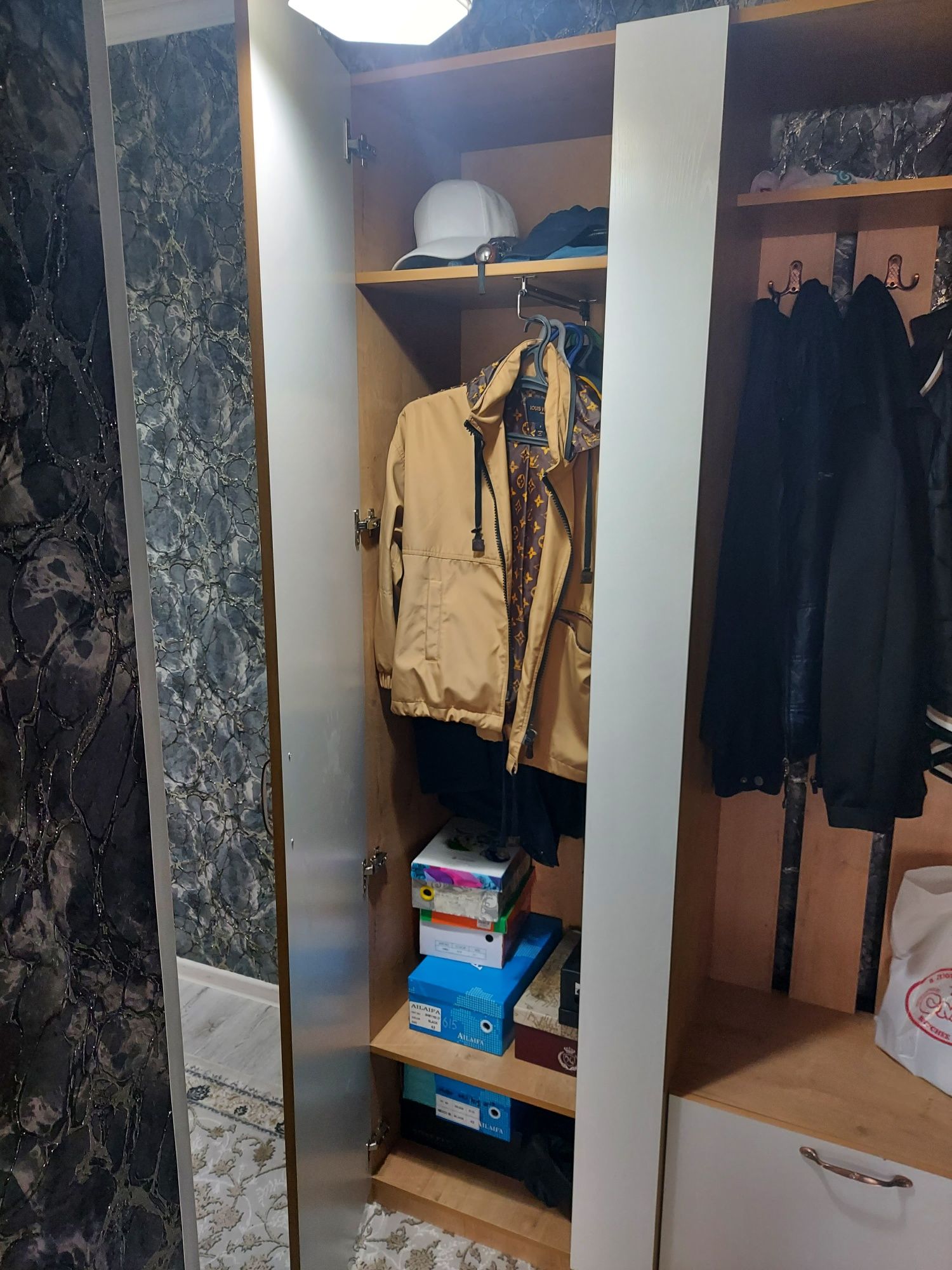 Продам шкаф в прихожую