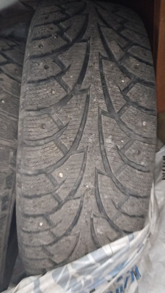Продам шины бу зимние хенкук 205/65/15