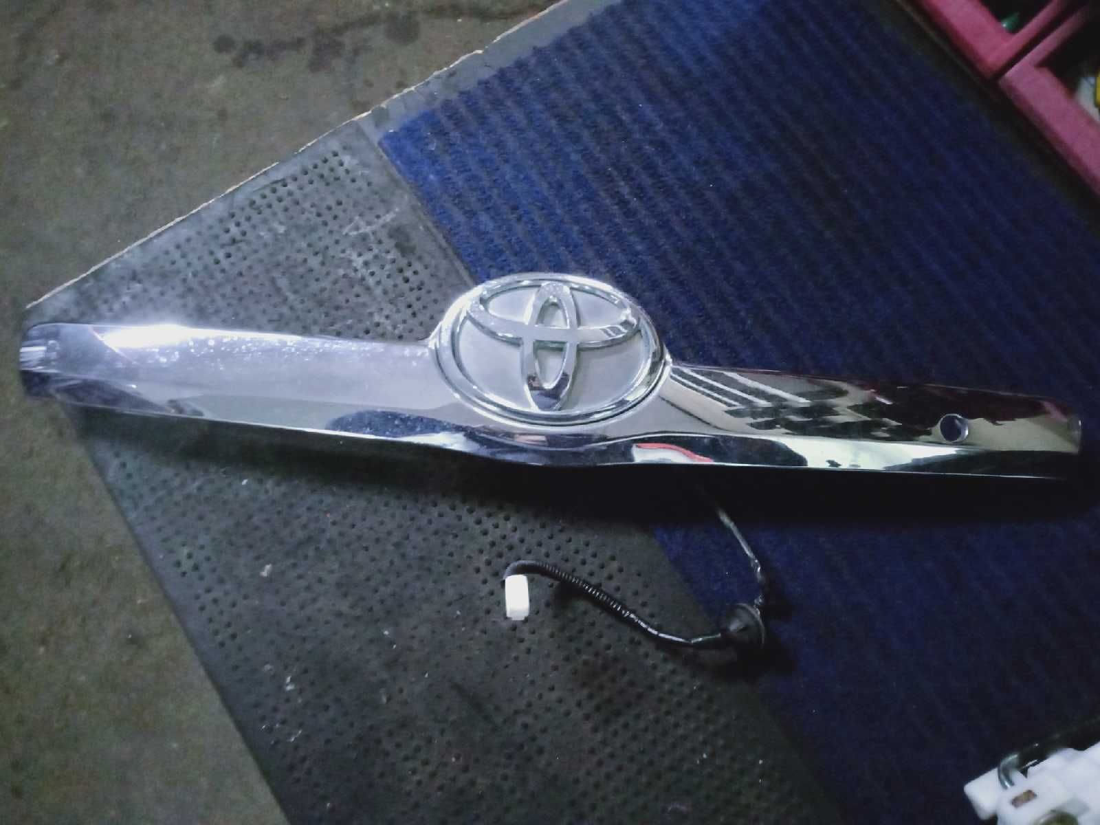 Продам, оригинальная хром накладка багажника от Toyota Camry 40