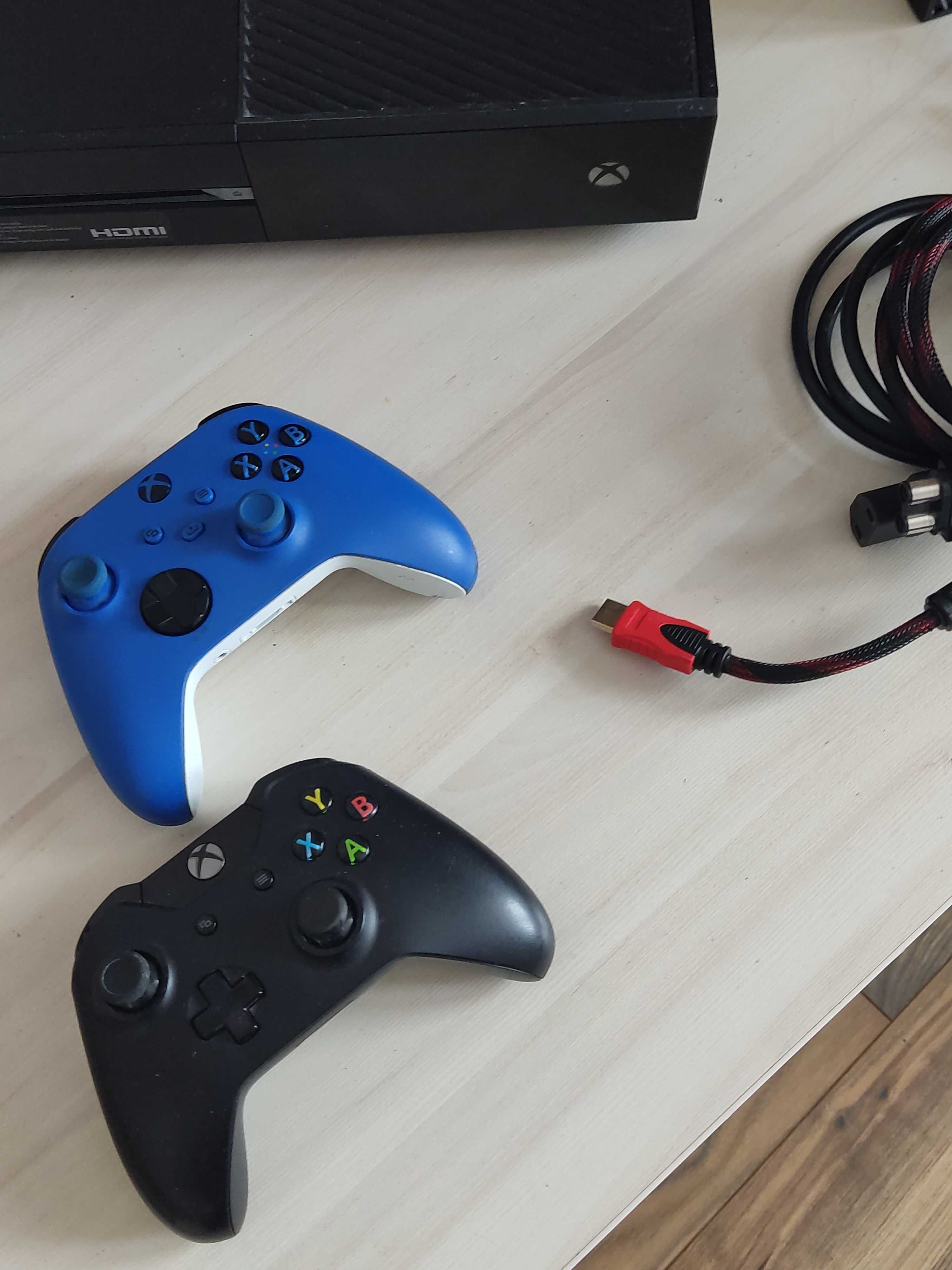 XBox ONE с двумя джойстиками и диском Майнкрафт