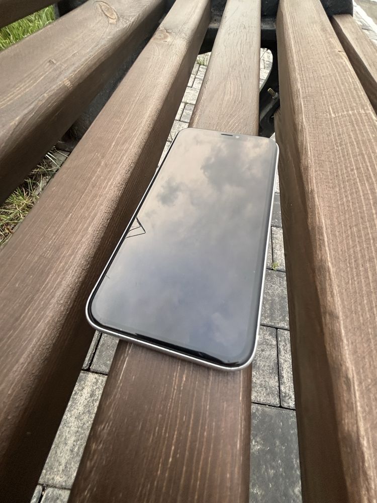 Продам iPhone XR
