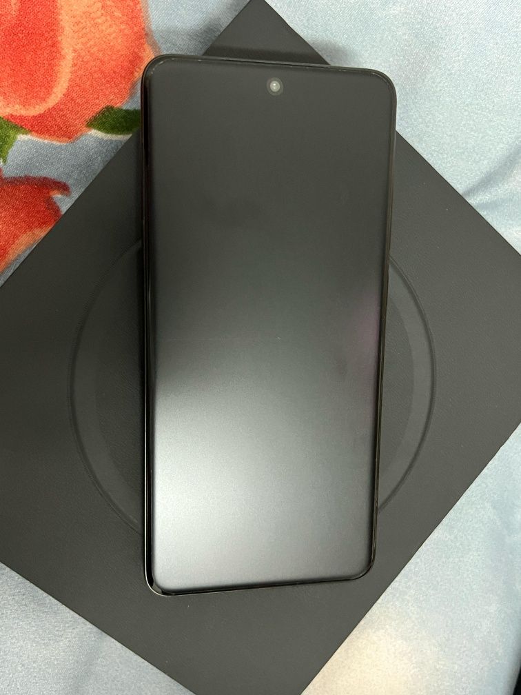 Vivo x200 pro в идеальном состоянии с коробкой чехлом и зарядчиком