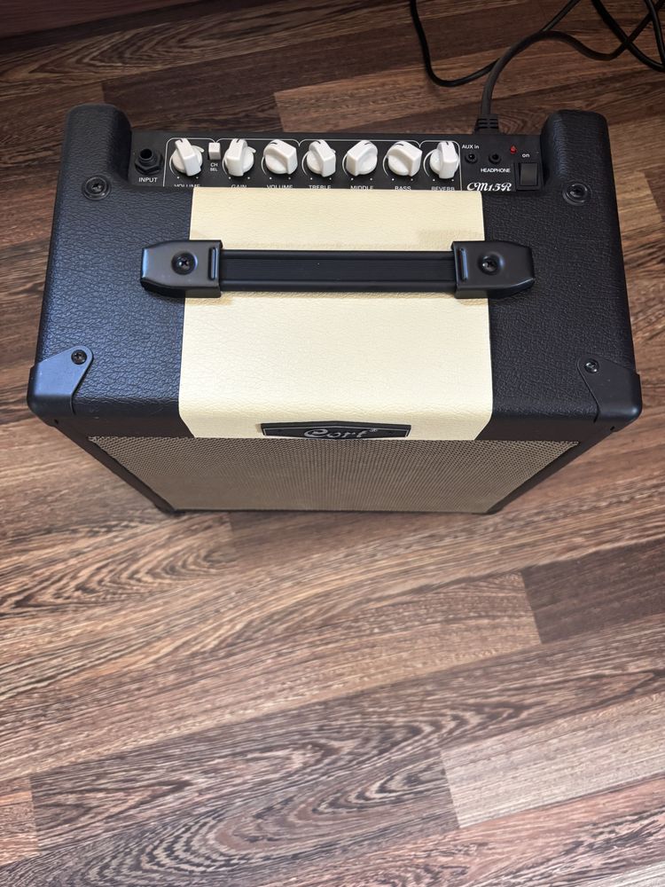 Продам комбик Cort CM15R