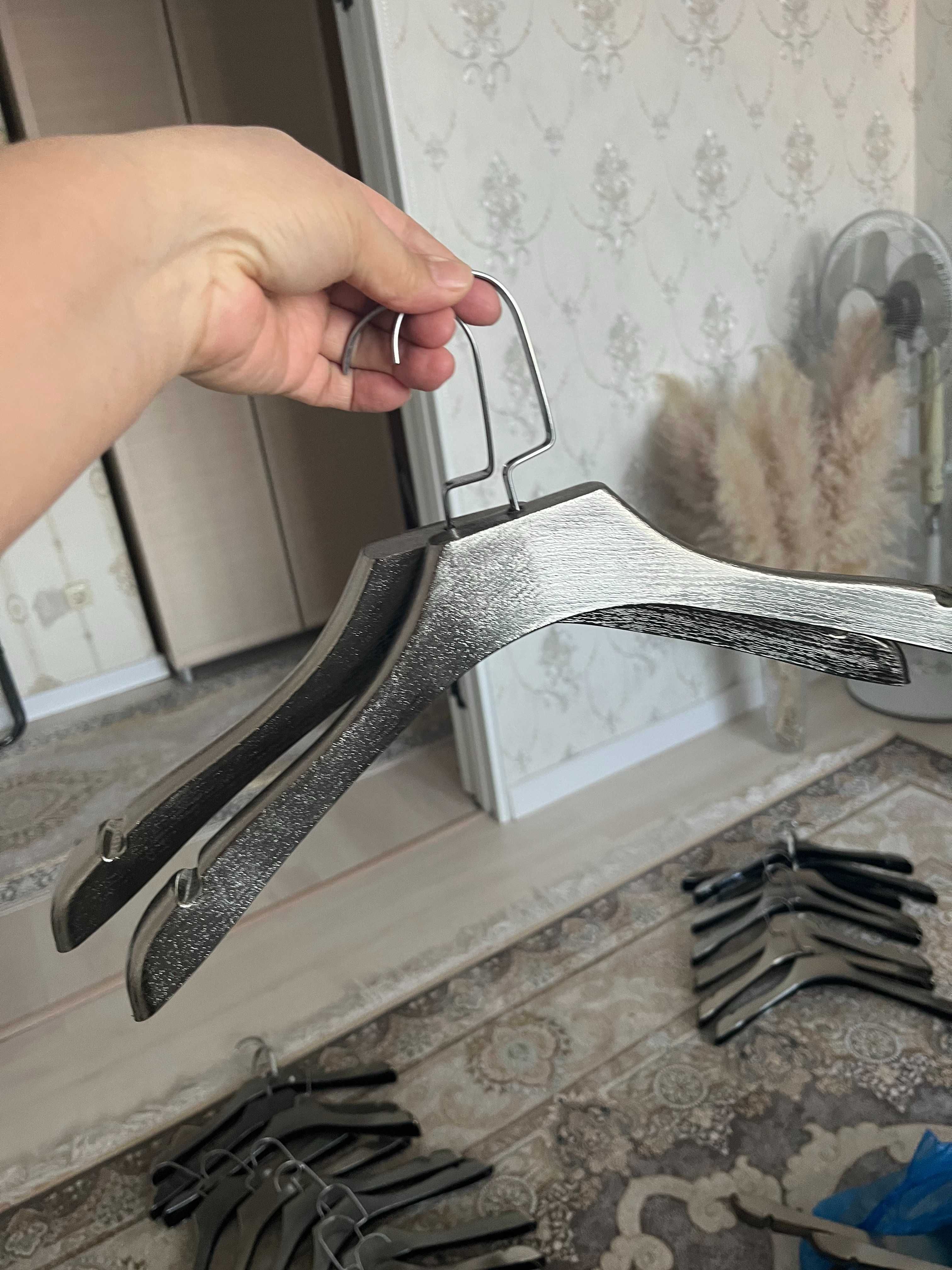 Продам вешалки для одежды