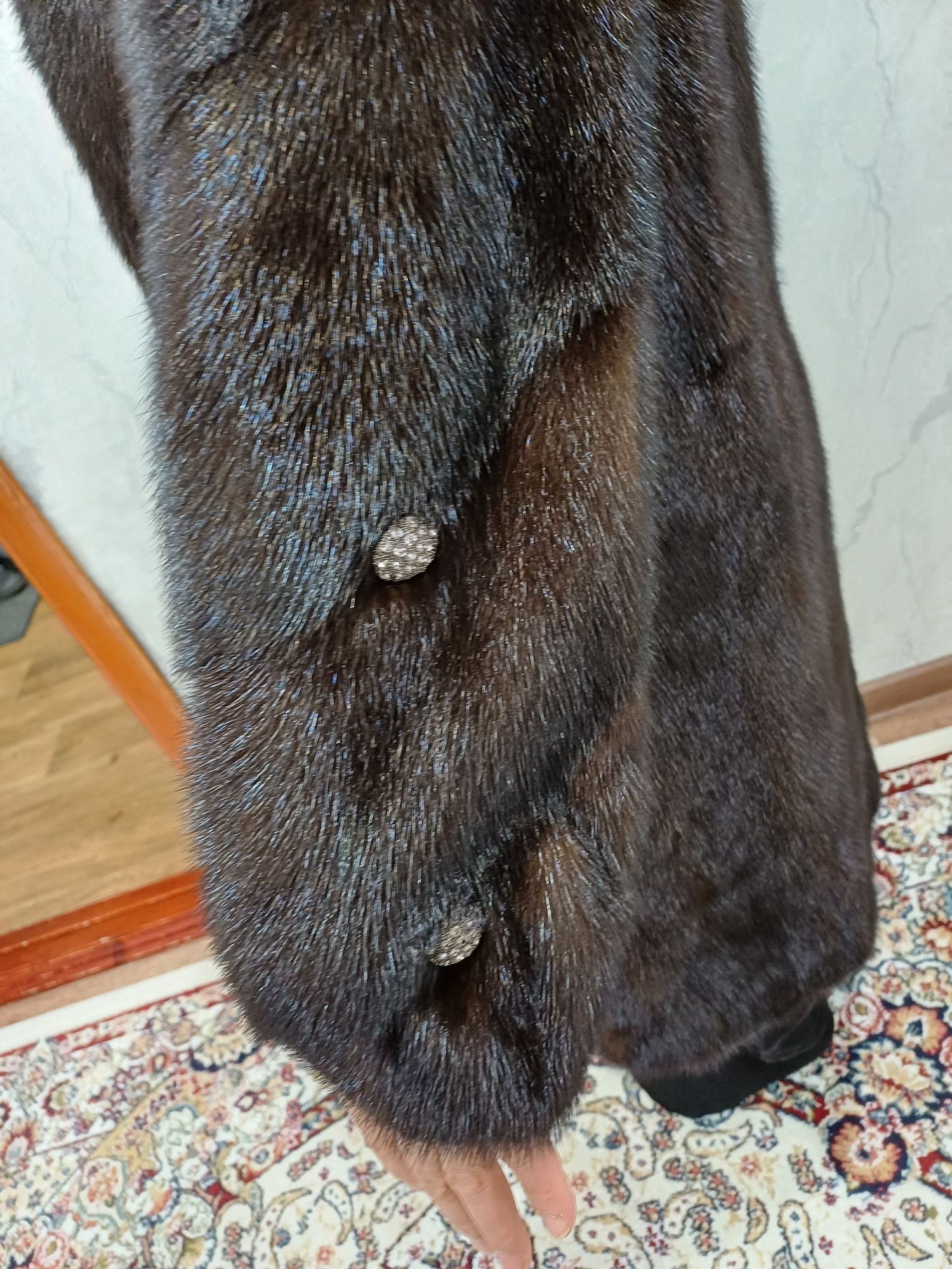 Продам норковую шубу новую.