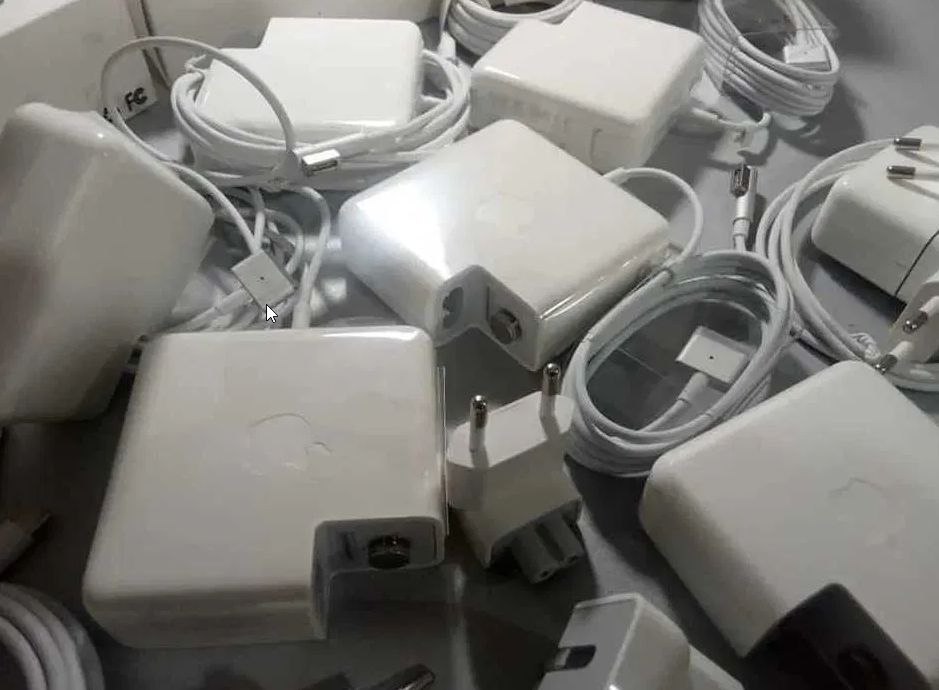 вилка адаптер на Macbook и блок питания зарядка для макбука