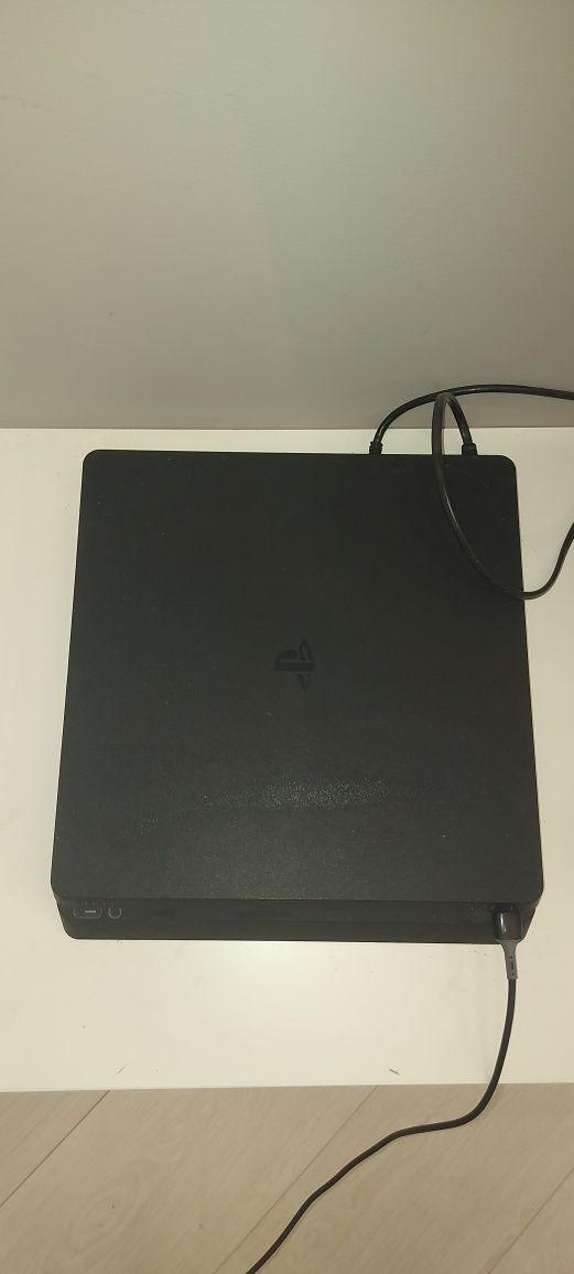 Продам Playstation 4 Slim 1 TB и 1 джойстик