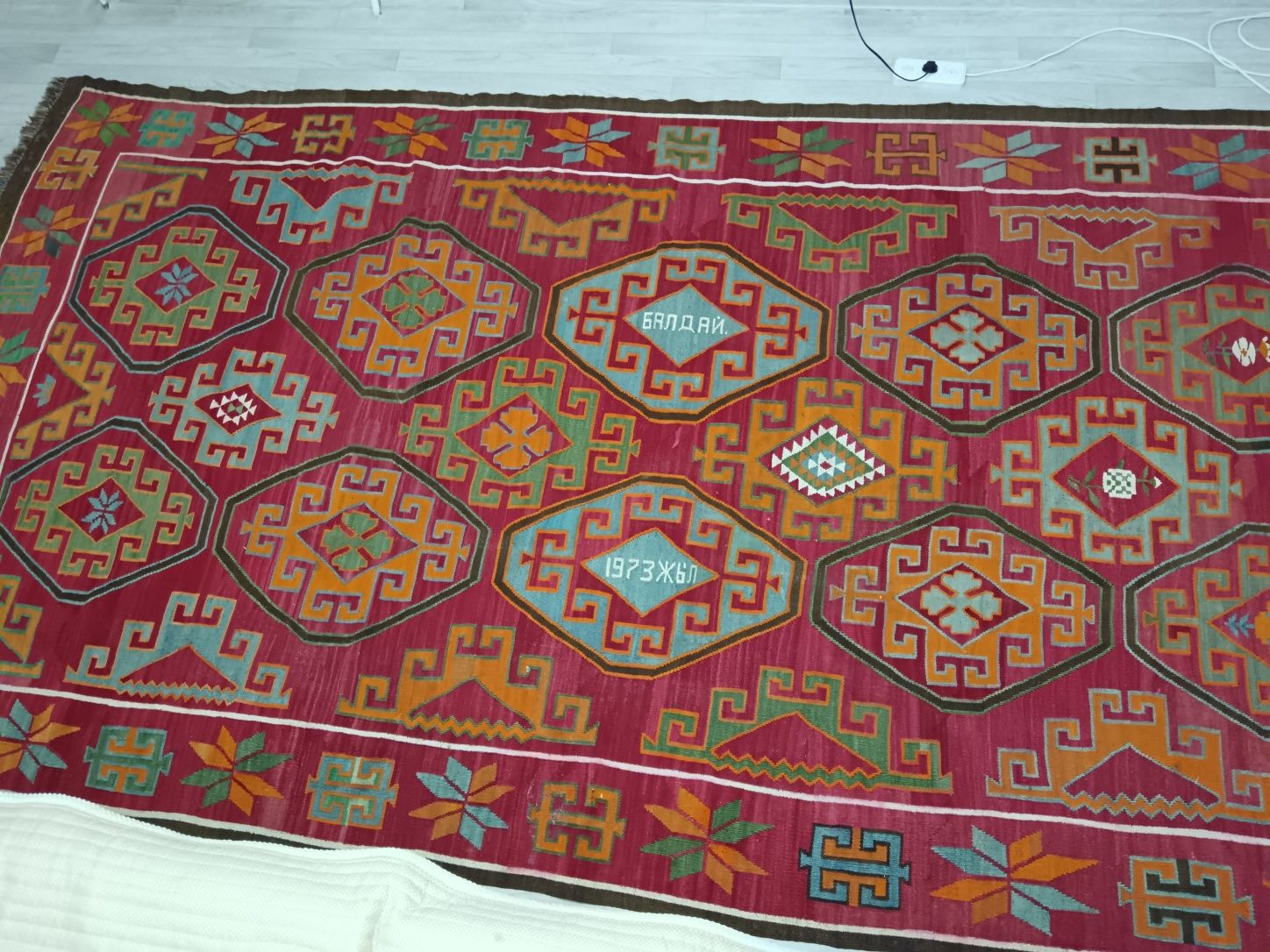 Продам казахский ковёр, в отличном состоянии, длина 3.60, ширина 1.85.
