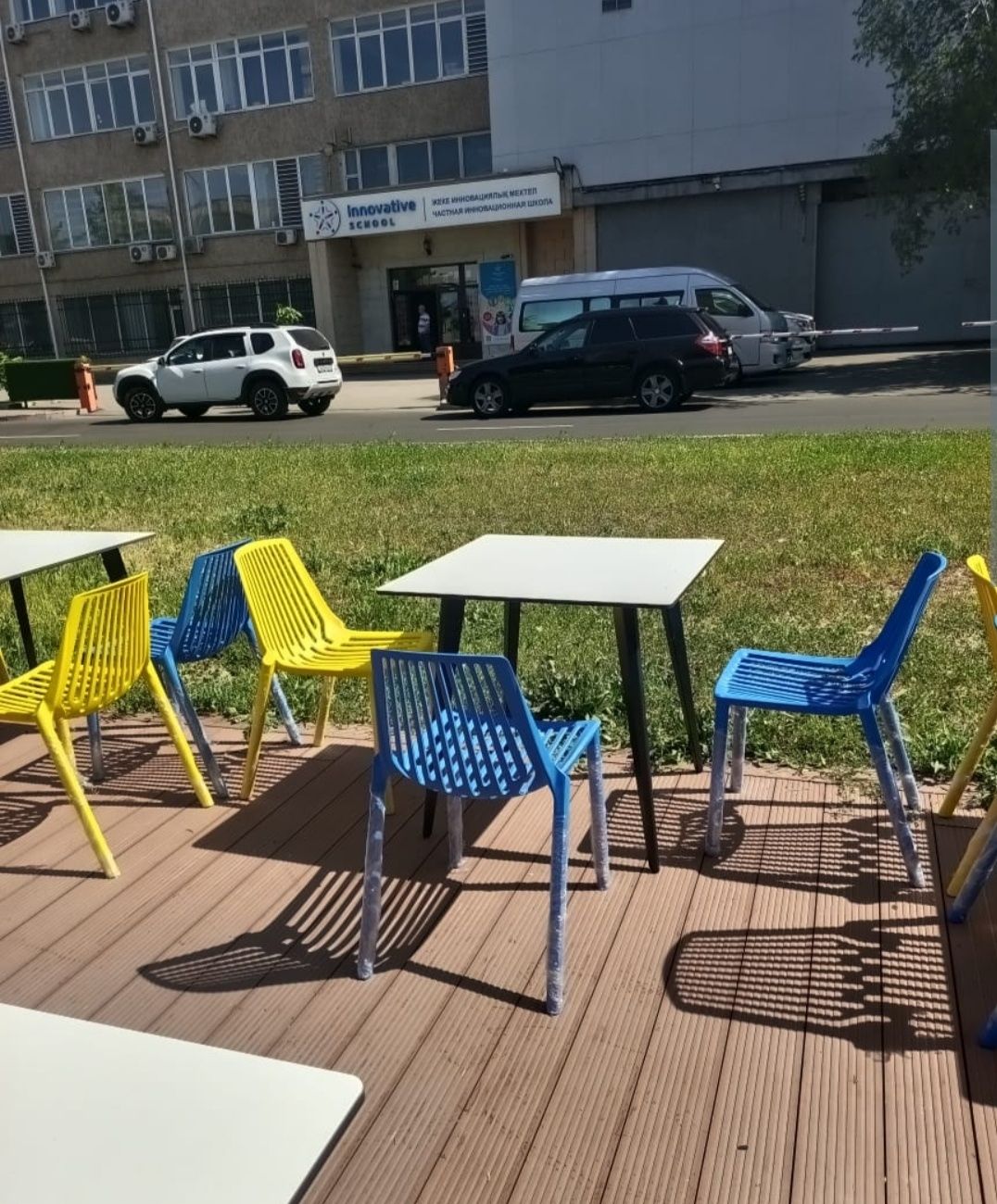 Стулья пластиковые,столы ,для кафе