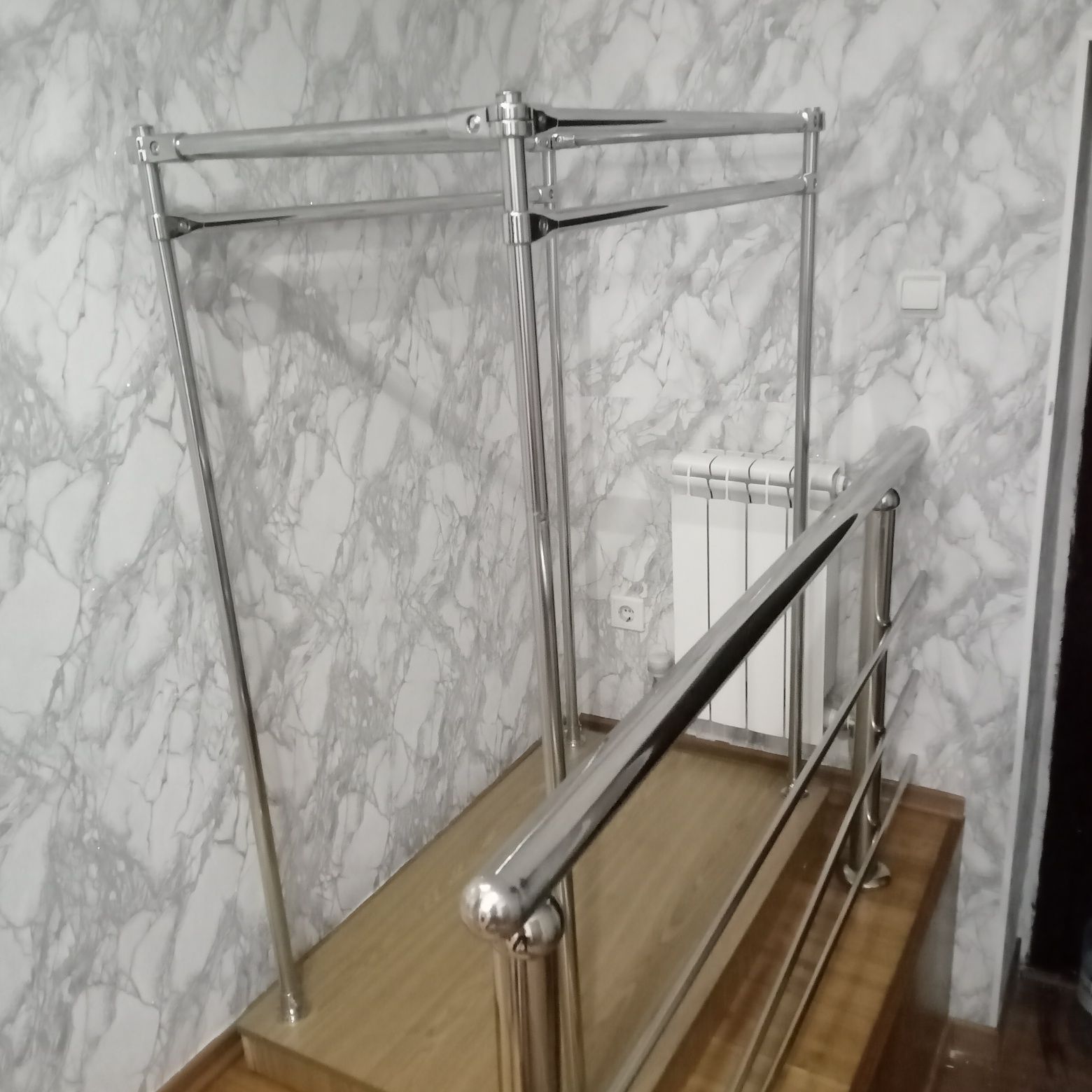 Двухсторонняя вешалка.