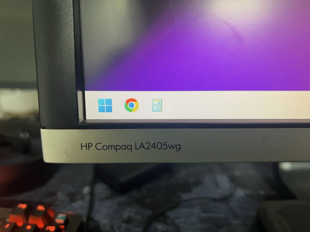 Монитор HP LA2405wg в хорошем состоянии