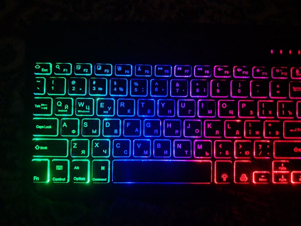 Беспроводная клавиатура с RGB подсветкой