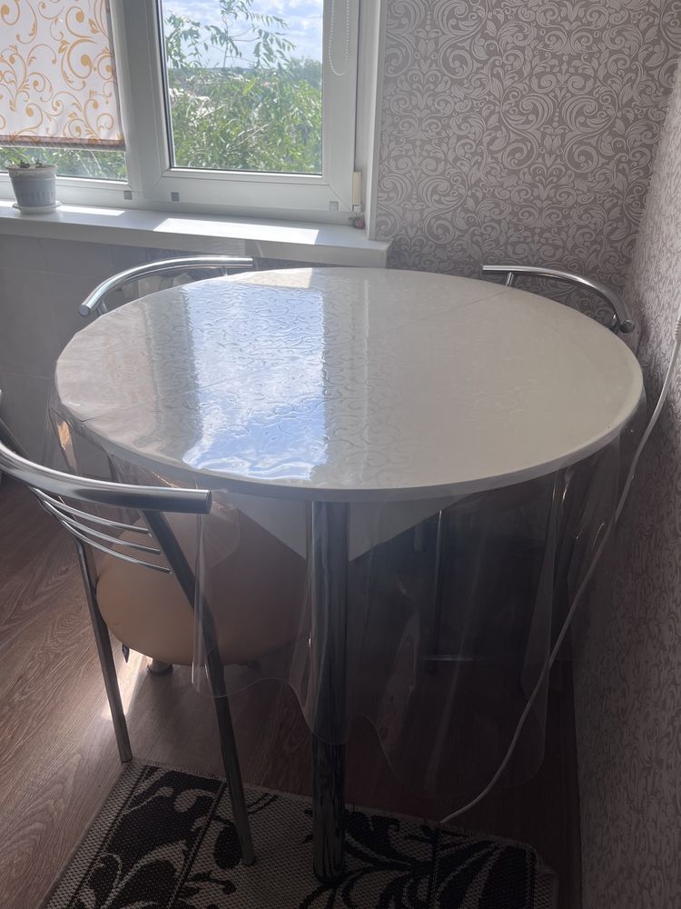 Продам стол новый. Железные ножки