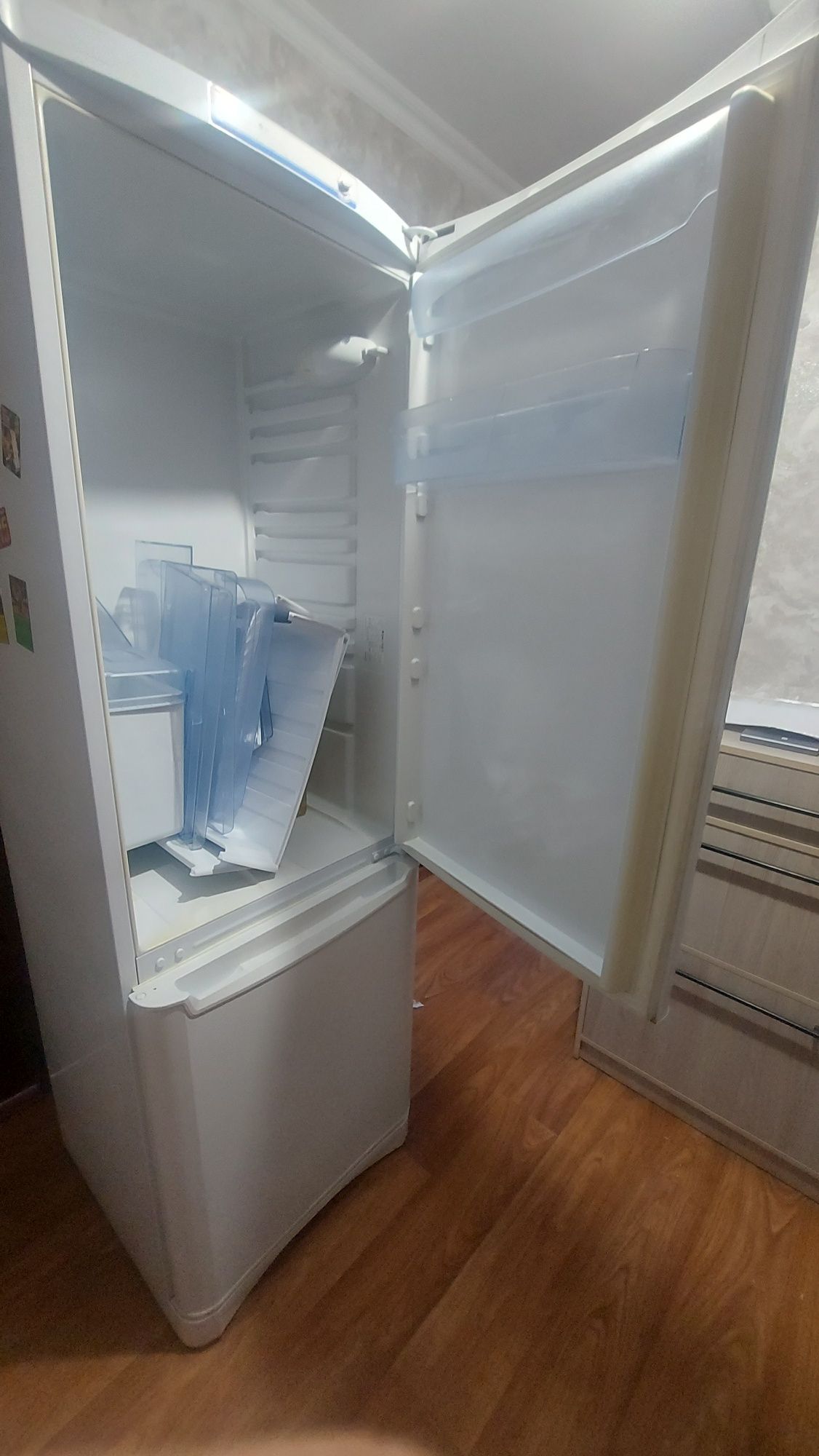 Продам холодильник бу indesit на запчасти