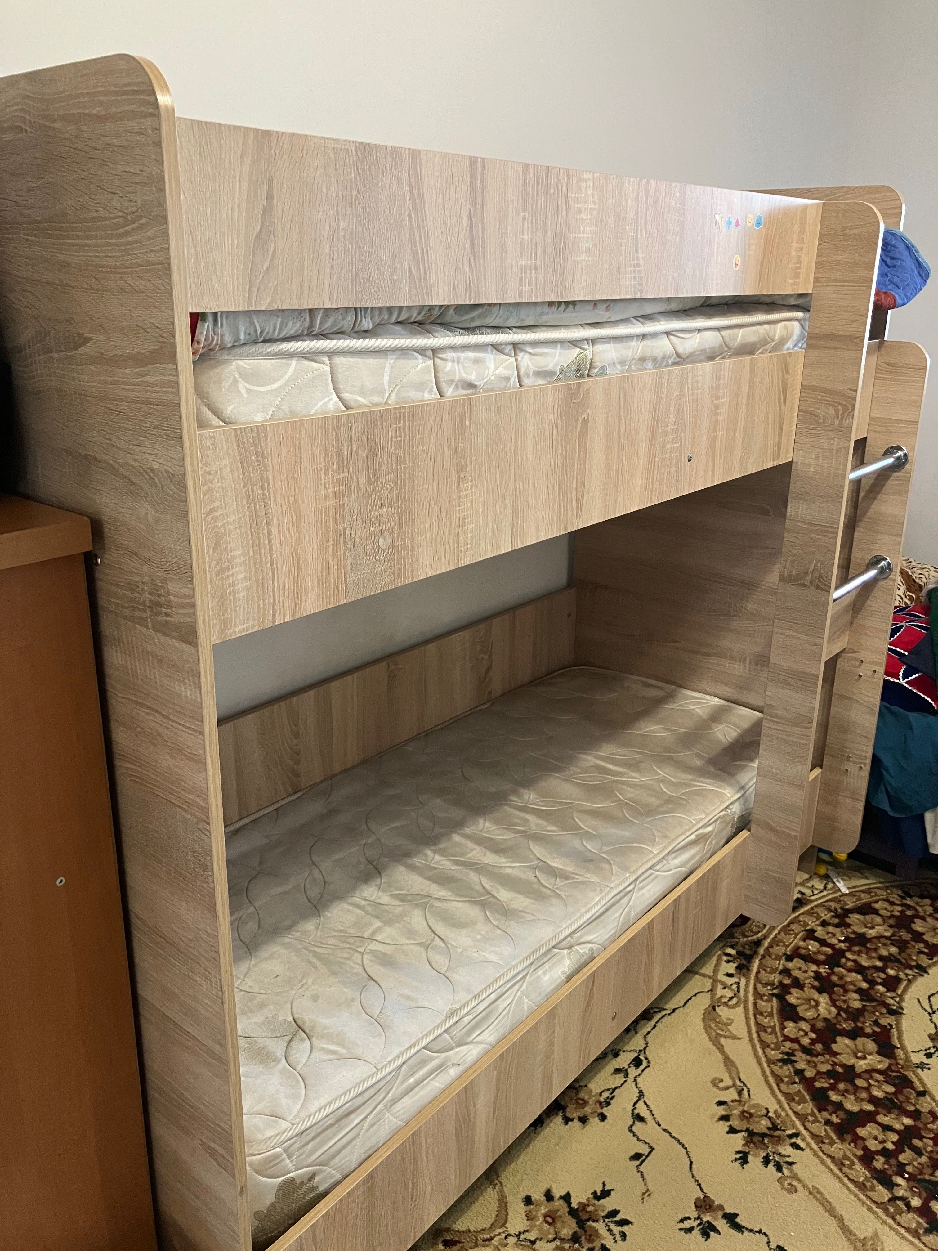 Двухярусная детская кровать