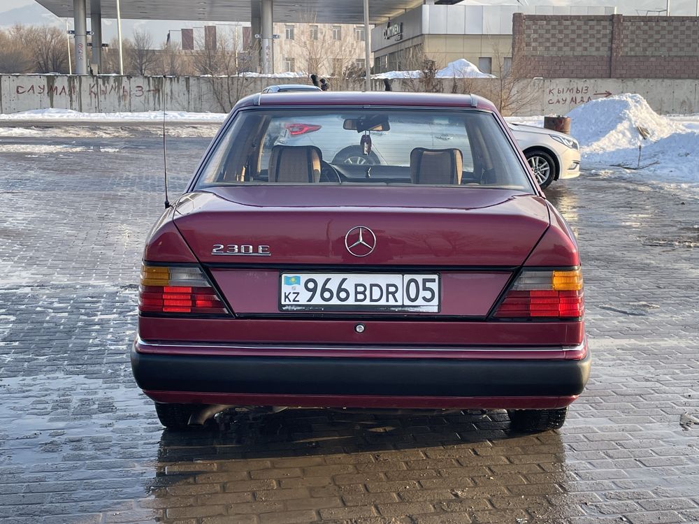 Mercedes    W124