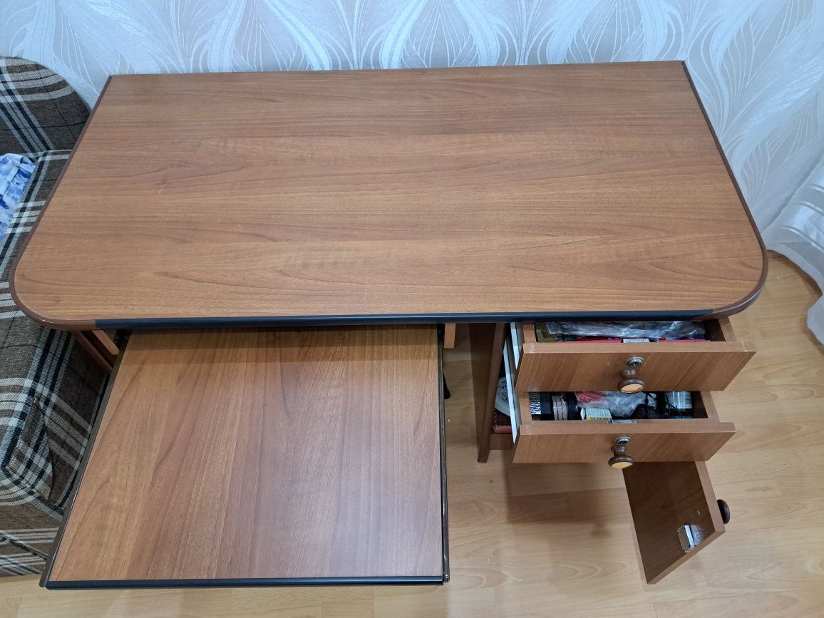 Продам компьютерный стол